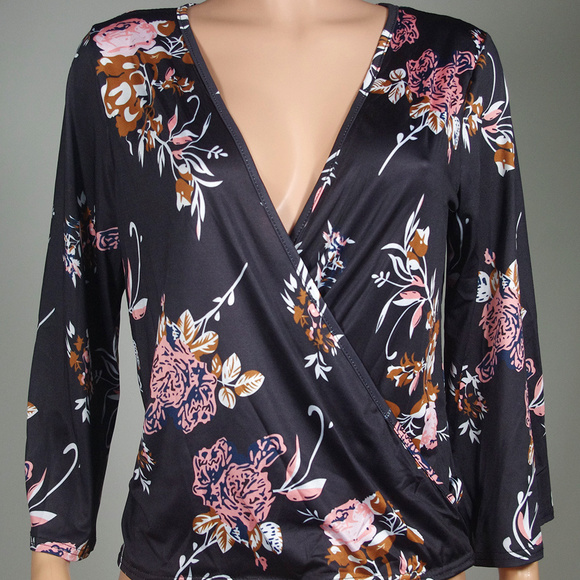 🎊 ONE LEFT! 🎉Gorgeous Floral Faux Wrap Top! - Picture 3 of 8